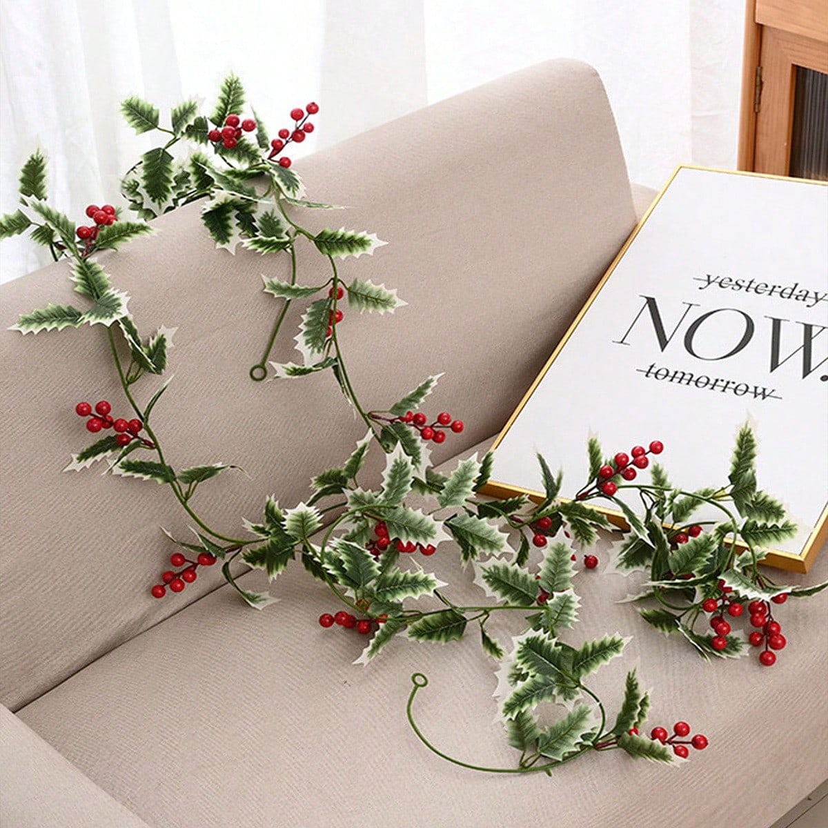 holly berry Christmas garland - main photo