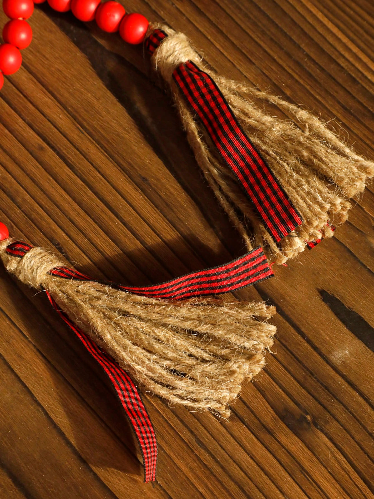 wood bead garland with tassels - Red photo 6
