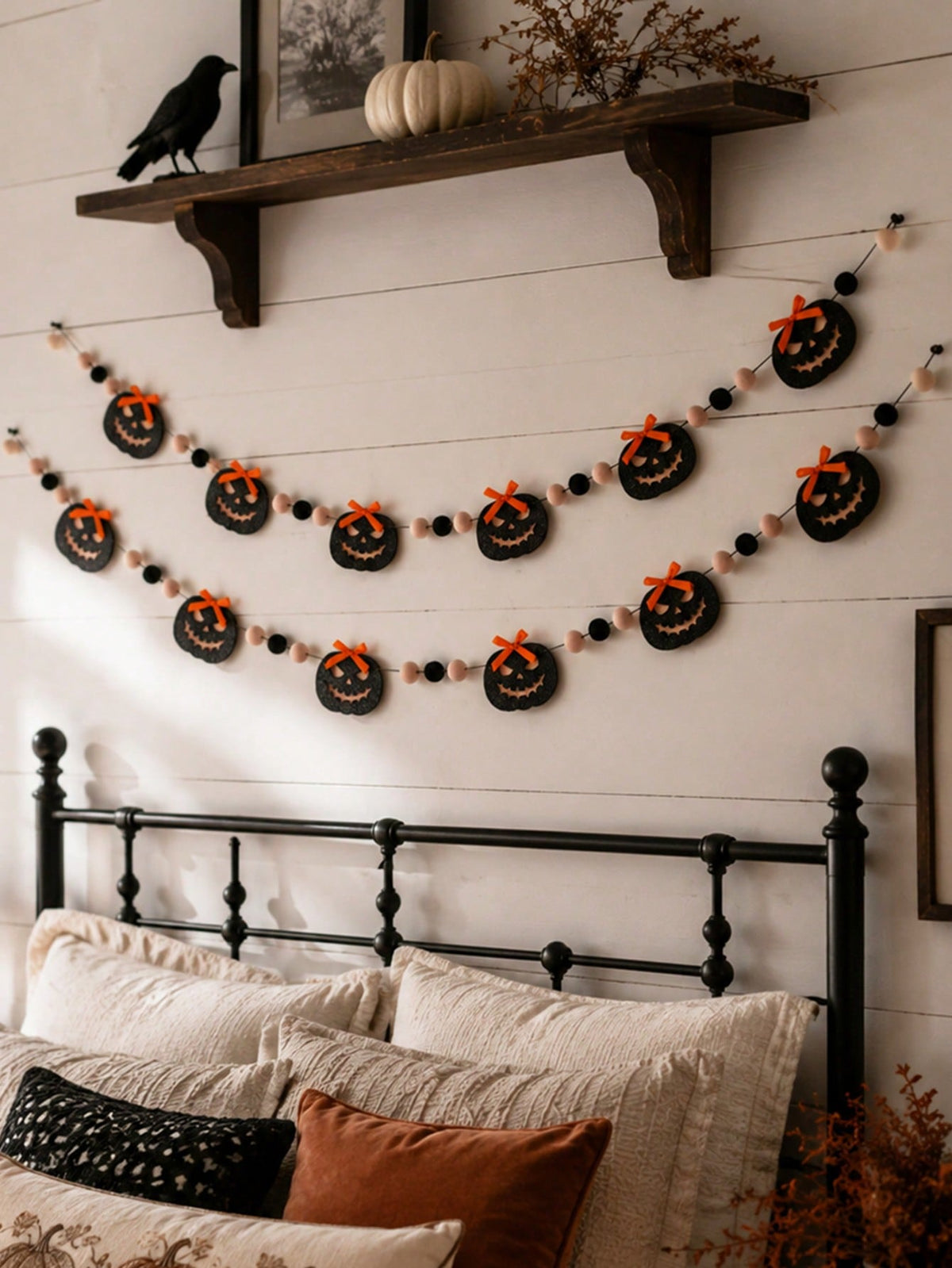 jack-o-lantern pom pom Halloween banner - photo 9