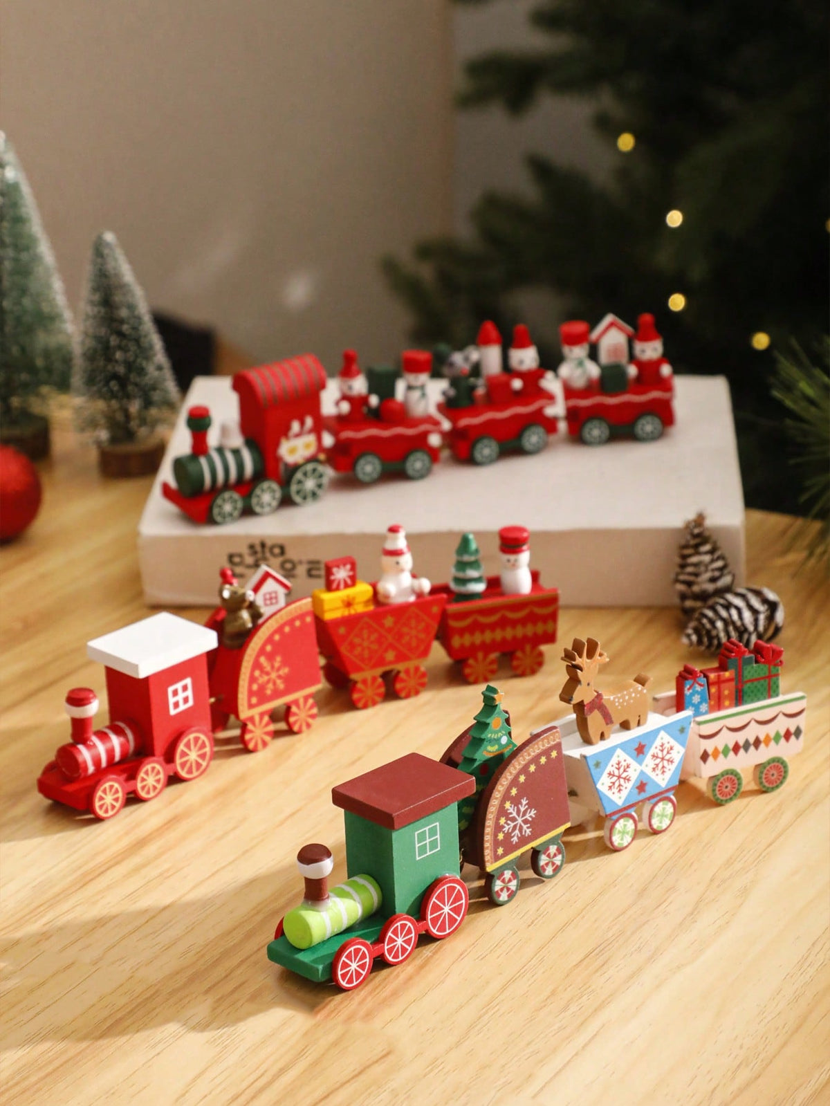 green red Christmas train decor - photo 10