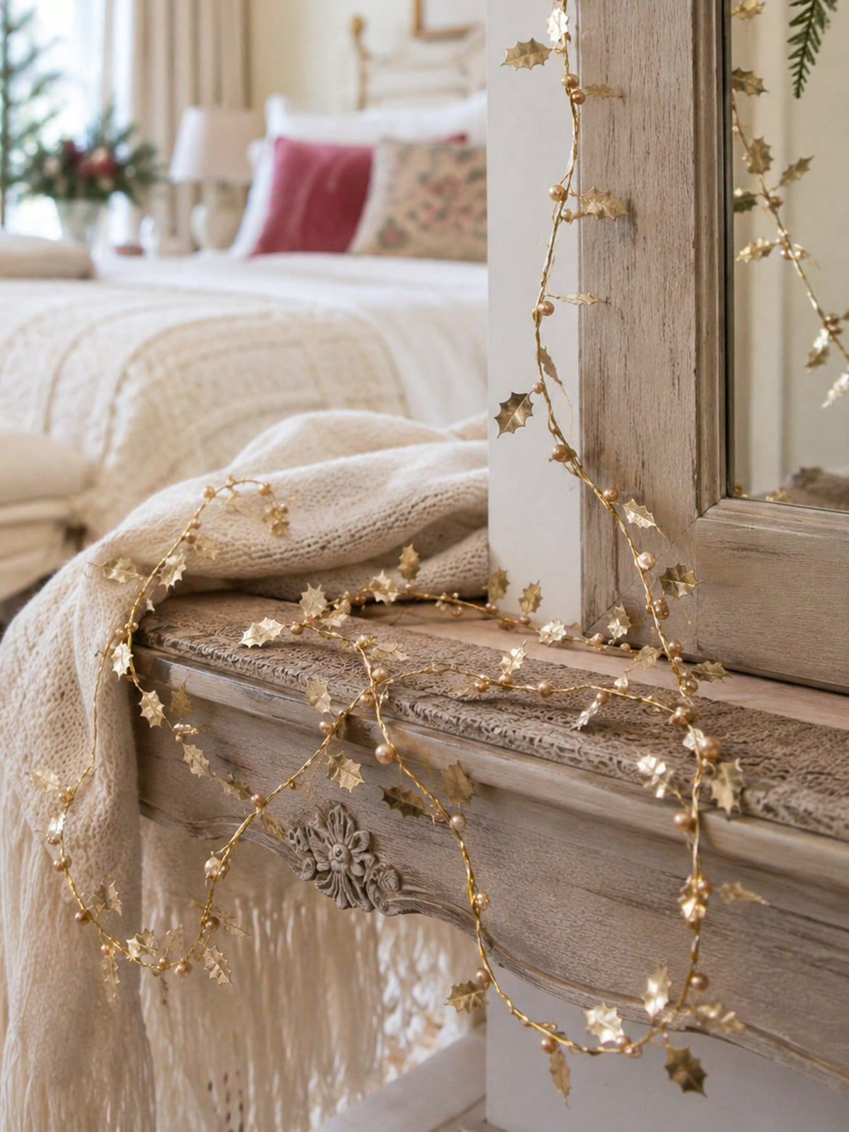 holly leaf bead garland - Gold photo 10